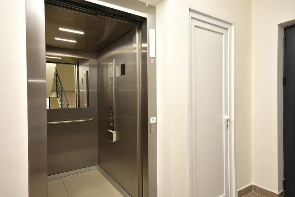 בודווה Brand New ! Seaside Apt With Poolview & Parking מראה חיצוני תמונה